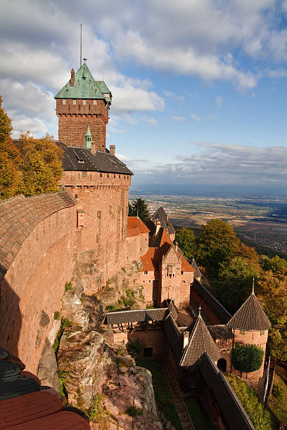 castello di haut-koenigsbourg, alsazia, francia - koenigsbourg foto e immagini stock