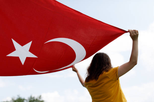 mujer joven sosteniendo la bandera turca - turquia bandera fotografías e imágenes de stock