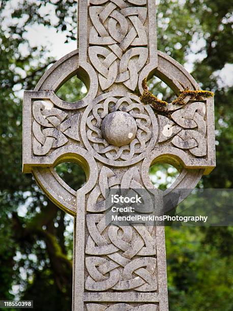 Croce Celtica Primo Piano - Fotografie stock e altre immagini di A forma di croce - A forma di croce, Cimitero, Composizione verticale