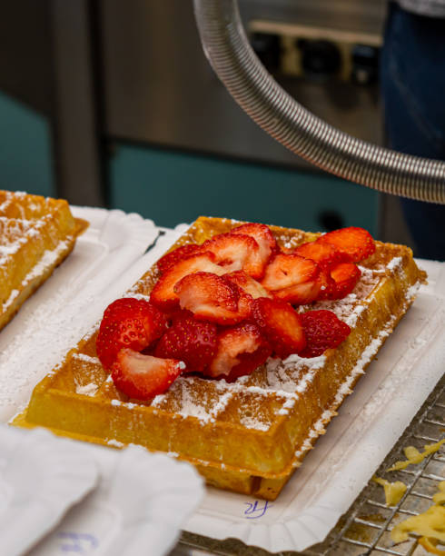 belgium waffle with strawberry - brussels waffle belgian waffle people imagens e fotografias de stock