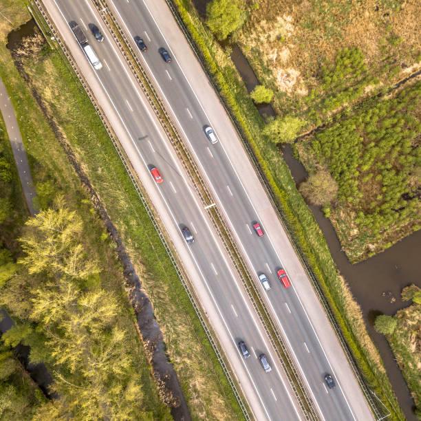 vista aérea de la autopista de cuatro carriles - highway traffic aerial view netherlands fotografías e imágenes de stock