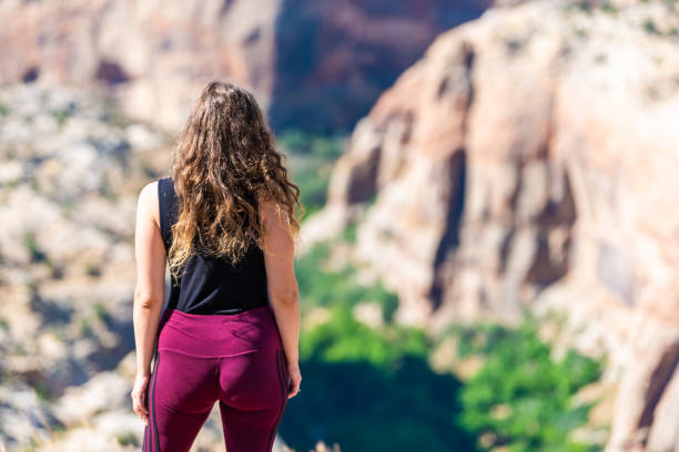 o close-up da menina que olha a vista da paisagem das formações da garganta na estrada 12 estrada cénico byway no monumento nacional grande de escalante da escadaria em utá - 12017 - fotografias e filmes do acervo