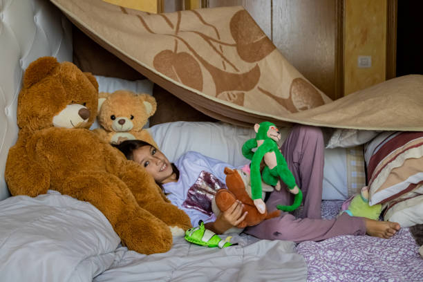 istock Little girl playing in bed 1185510714