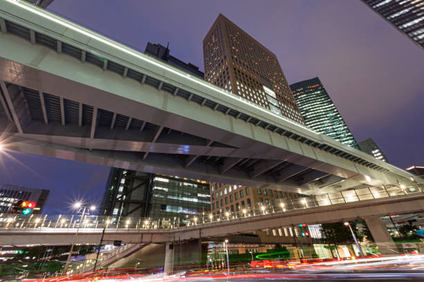 현대 건축. 도쿄의 고속도로와 고층 빌딩. - shiodome urban scene blurred motion tokyo prefecture 뉴스 사진 이미지