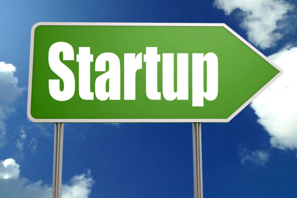 istock Startup word on green road sign 1185515910