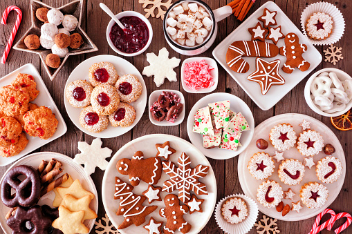 istock Escena de la mesa de hornear de Navidad con dulces variados y galletas, vista superior sobre un fondo de madera rústica 1185515984