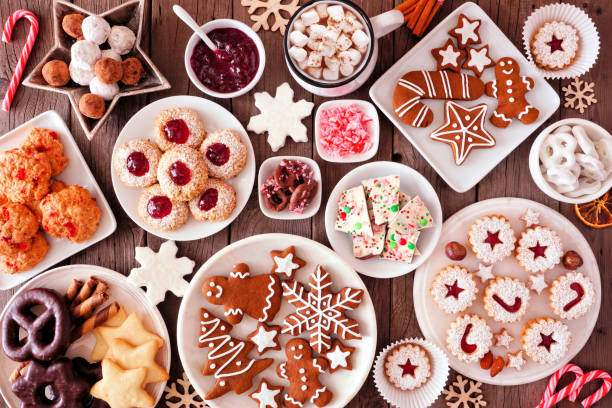 рождественская сцена для выпечки с различными сладостями и печеньем, вид сверху на деревенский деревянный фон - candy стоковые фото и изображения