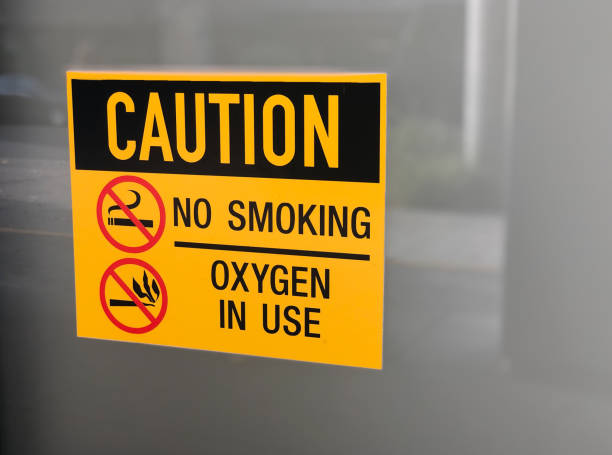 No smoking No smoking oxygen in use sign. medical oxygen equipment stock pictures, royalty-free photos & images