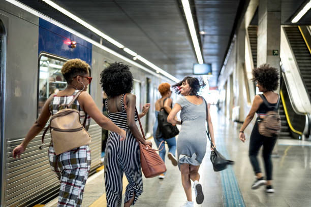 widok z tyłu grupy kobiet biegających, aby złapać pociąg - female mobility blank teenage girls zdjęcia i obrazy z banku zdjęć