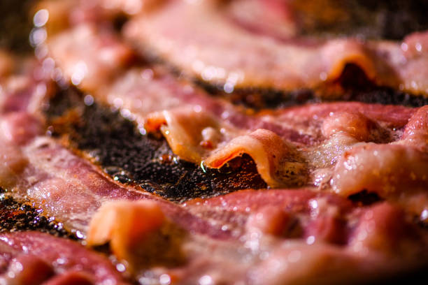 slices of pork bacon being fried on a pan - extreme close up shoots - 5943 imagens e fotografias de stock
