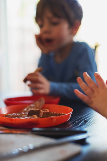 istock Siblings Eating Lunch Together 1185542259