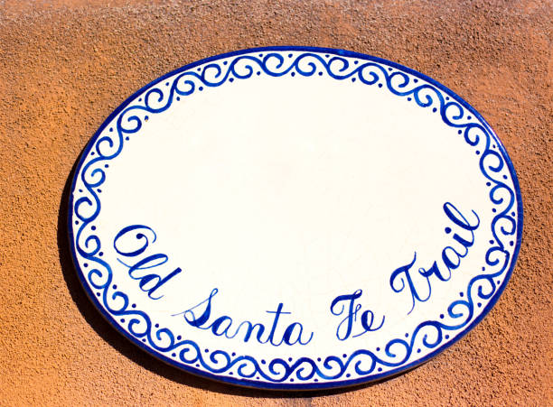 santa fe, nm: in ceramica "old santa fe trail" segno primo piatto - santa fe trail foto e immagini stock