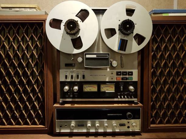 vintage reel to reel tape recorder, nostalgic audio gear - reel to reel tape imagens e fotografias de stock