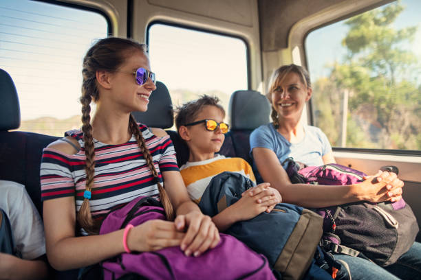 family travelling by bus - bus family travel destinations women imagens e fotografias de stock