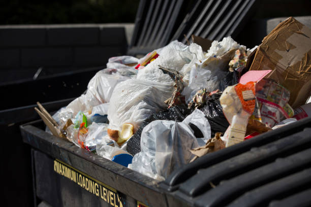 Dumpster A dumpster overflowing with trash. overflowing dumpster stock pictures, royalty-free photos & images