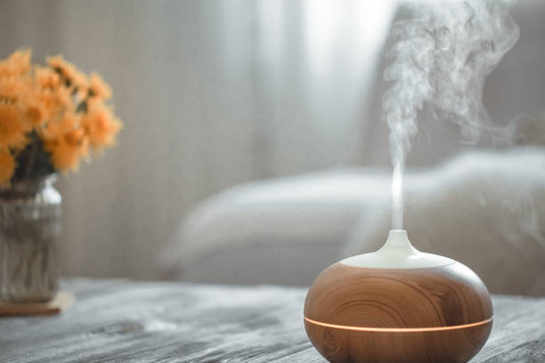 luftbefeuchter auf dem tisch im wohnzimmer. - aromatherapie fotos stock-fotos und bilder