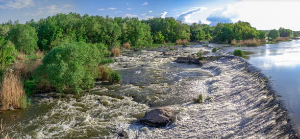 istock Dam on the Southern Bug River in Migiya, Ukraine 1185576013