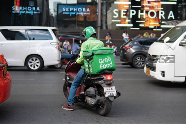 chwyć food rider dostarczanie żywności na siam square, bangkok. - editorial asia thailand people zdjęcia i obrazy z banku zdjęć