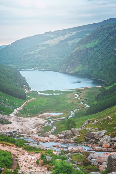 lago superior em glendalough, condado wicklow, ireland - upper view - fotografias e filmes do acervo