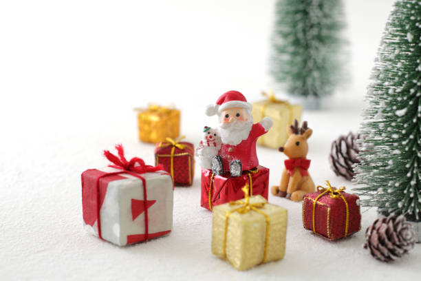 Image of Christmas miscellaneous goods and Santa Claus in the snowy field, Santa riding a snowman and ball ornament, pine cones, etc.