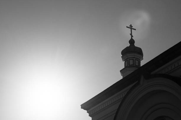 église orthodoxe de hakodate - tour de dômes d'oignon de silhouette orthodoxe russe d'église en hiver sous le ciel clair - cathedral russian orthodox clear sky tourism photos et images de collection