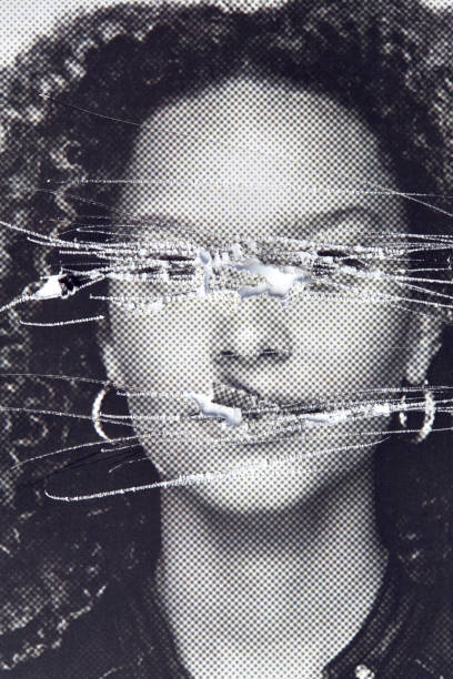 koncept duševního zdraví s monochromatickým obrazem ženy poničené a roztrhané - roztrhaný fotky - stock snímky, obrázky a fotky