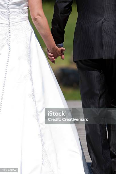 Photo libre de droit de Mains De Couple Marié Le Jour De Votre Mariage banque d'images et plus d'images libres de droit de Adulte - Adulte, Affectueux, Agripper