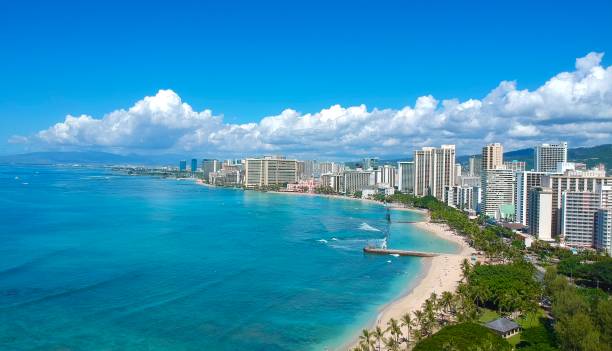 панорамный вид с воздуха на пляж вайкики гавайи - waikiki beach стоковые фото и изображения