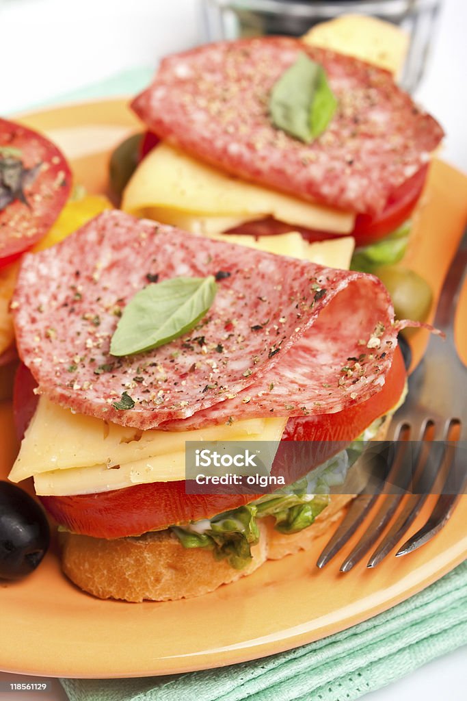 sandwich mit salami und Käse und Gemüse - Lizenzfrei Käse Stock-Foto