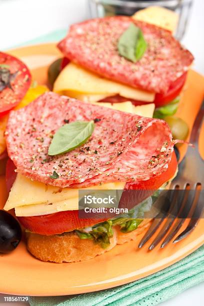 Sanduíche Com Salame E Queijo E Produtos Hortícolas - Fotografias de stock e mais imagens de Queijo