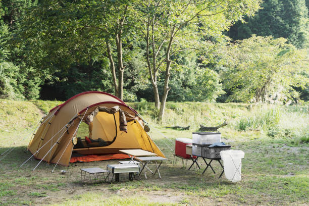 無人キャンプ場 - テント 写真 ストックフォトと画像