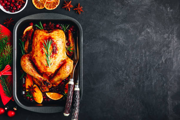 weihnachten gebackenes huhn oder truthahn mit gewürzen, orangen und preiselbeeren - roast chicken chicken roasted food stock-fotos und bilder
