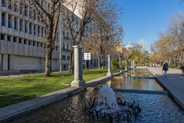 фонтан на улице пасео-де-ла-кастеллана в мадриде - plaza de la cibeles стоковые фото и изображения