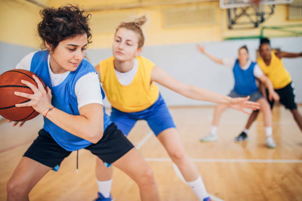 istock Young women playing basketball 1185617503