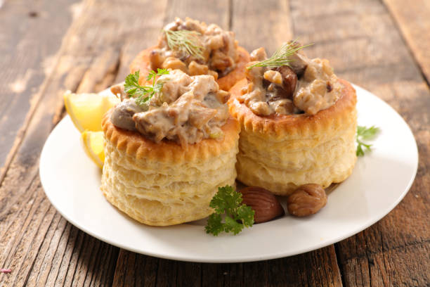 vol au vent, слоеное тесто с грибами, курицей и каштаном - vol au vent стоковые фото и изображения