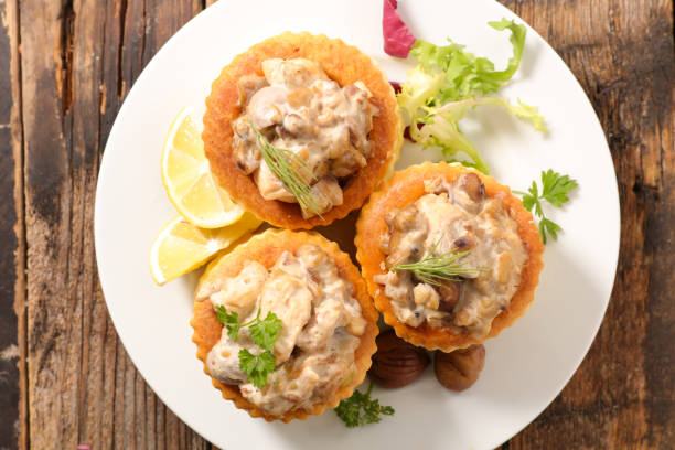 vol au vent, puff pastry with mushroom, chicken and chestnut - vol au vent imagens e fotografias de stock