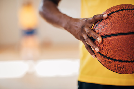 Mujer negra sosteniendo una pelota de baloncesto photo