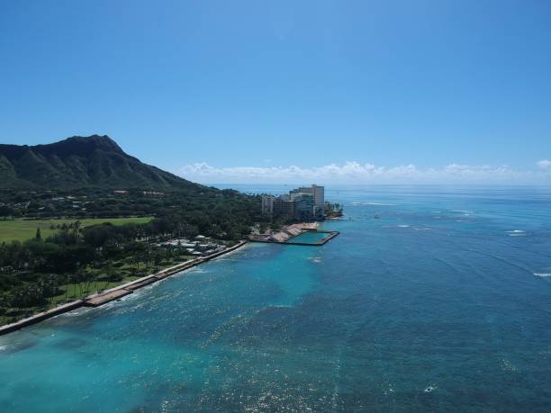 vue aérienne panoramique de la plage d'hawaï waikiki - hawaii islands big island waikiki beach photos et images de collection