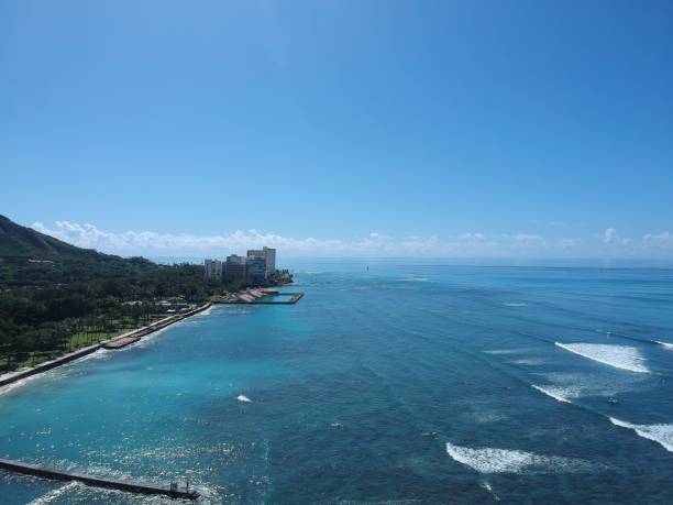 панорамный вид с воздуха на пляж гавайи вайкики - hawaii islands big island waikiki beach стоковые фото и изображения