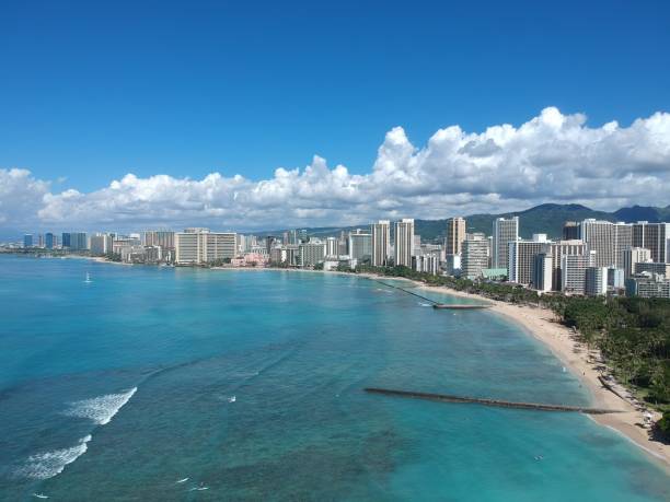 vue aérienne panoramique de la plage d'hawaï waikiki - hawaii islands big island waikiki beach photos et images de collection