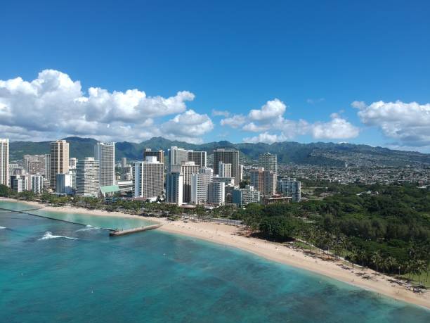 vue aérienne panoramique de la plage d'hawaï waikiki - hawaii islands big island waikiki beach photos et images de collection