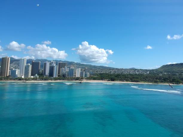 vue aérienne panoramique de la plage d'hawaï waikiki - hawaii islands big island waikiki beach photos et images de collection