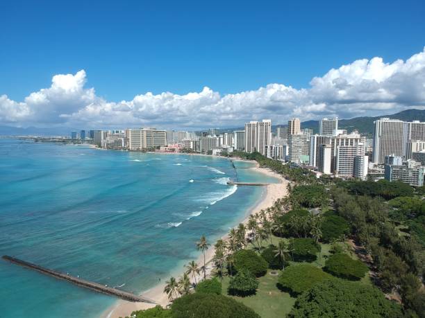 vista aérea panorámica de la playa de hawaii waikiki - hawaii islands big island waikiki beach fotografías e imágenes de stock