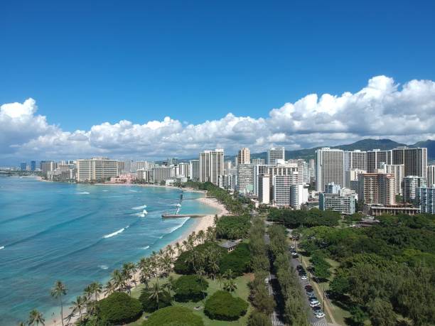 панорамный вид с воздуха на пляж гавайи вайкики - hawaii islands big island waikiki beach сто�ковые фото и изображения