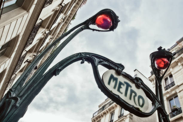 ingresso alla stazione della metropolitana di parigi progettata da hector guimard in stile art nouveau, parigi francia. - french metro foto e immagini stock