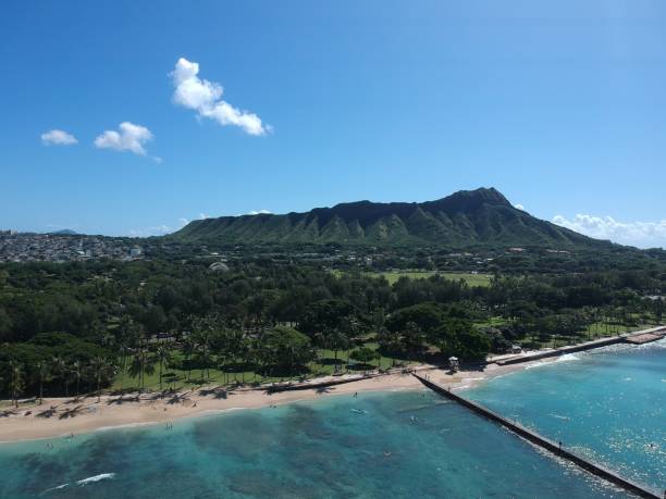 панорамный вид с воздуха на пляж гавайи вайкики - hawaii islands big island waikiki beach стоковые фото и изображения