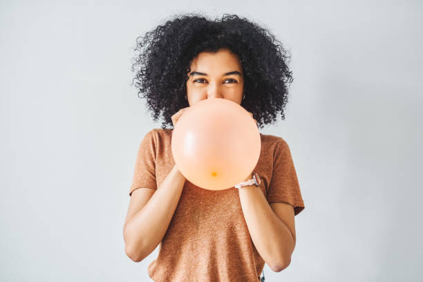 los globos me excitan - soplar fotografías e imágenes de stock