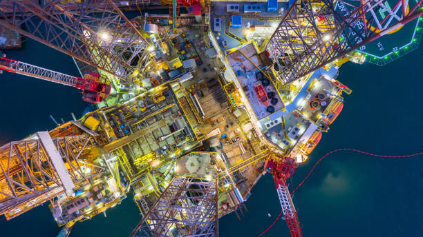 vista aérea offshore jack up rig por la noche, plataforma de perforación de plataformas petrolíferas offshore. - plataforma petrolífera fotografías e imágenes de stock