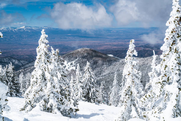 tierra de paisaje invernal encantador con vistas panorámicas de las montañas rocosas del sur cubiertas de nieve - santa fe new mexico fotografías e imágenes de stock