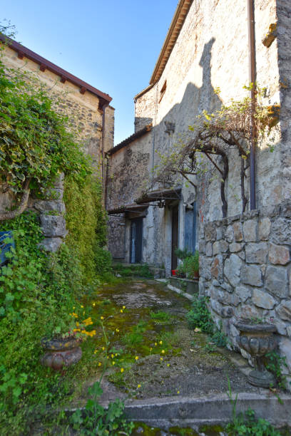istock Travel in old italian villages 1185646939